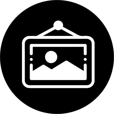 Camisola cinzenta com padrões geométricos coloridos pendurada