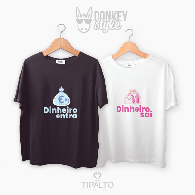 Duas t-shirts, preta e branca, com texto e imagens de dinheiro entrou e saiu