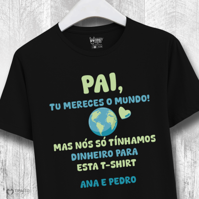 T-shirt preta com texto colorido e globo terrestre no centro