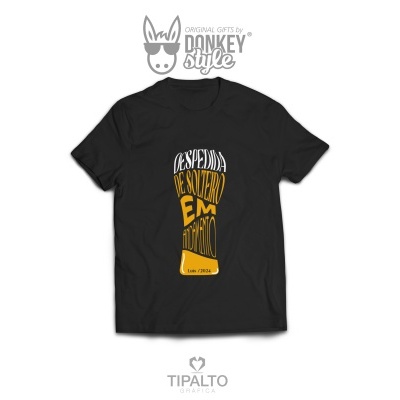 T-shirt preta com impressão gráfica frontal de copo de cerveja com texto em branco e amarelo