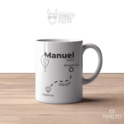 Caneca branca com texto e gráficos religiosos em preto numa mesa de madeira clara