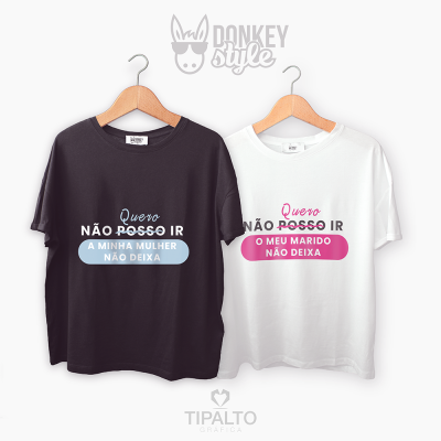 Dois t-shirts pretas e brancas com texto em português em cabides de madeira