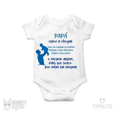 Body branco com texto azul 'PAPÁ estou a chegar' e ilustração de adulto a segurar bebé