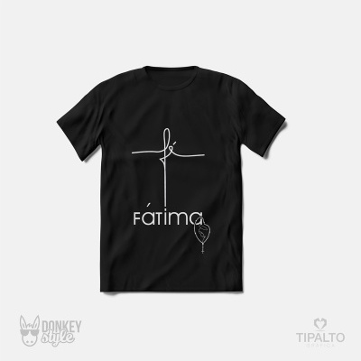 T-shirt preta com design branco de cruz e palavra 'fé' com nome Fátima e mão com terço
