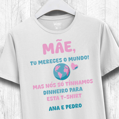 T-shirt branca com texto colorido em rosa e azul e ilustração do globo terrestre