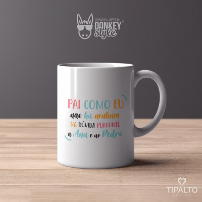 Caneca branca com texto colorido em português sobre madeira clara e fundo cinza