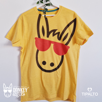 T-shirt amarela com desenho de burro com óculos vermelhos