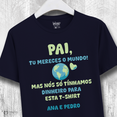 Camiseta azul escura com texto e globo terrestre coloridos
