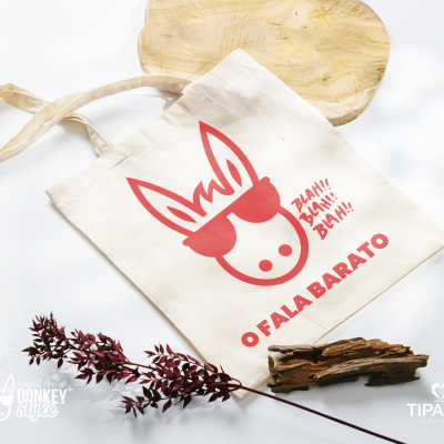 Saco de algodão cru com estampa vermelha de burro com óculos e texto em português
