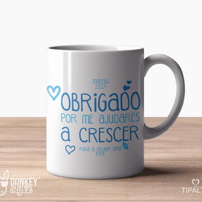 Caneca branca com texto azul agradecendo ama, colocada numa mesa de madeira clara