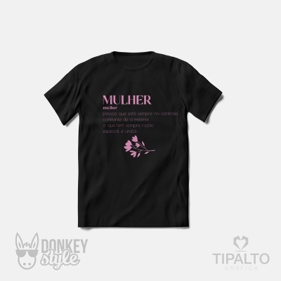 T-shirt preta com texto e ilustração flor lilás