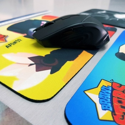 Rato preto sobre tapetes de rato coloridos com ilustrações e texto