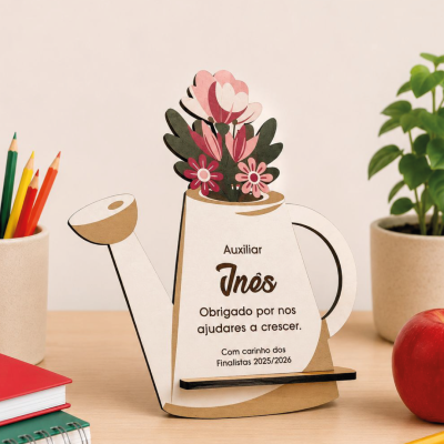 Regador decorativo de madeira com flores e texto de agradecimento em português