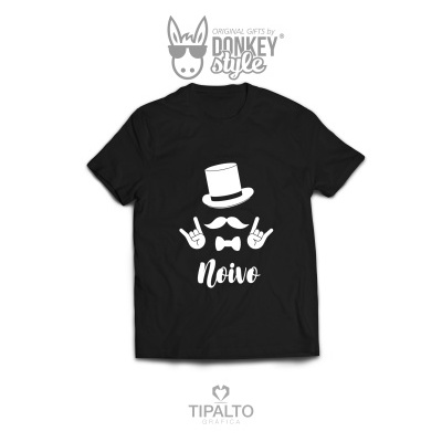 Camiseta preta com estampa branca de chapéu, bigode, laço e palavra 'Noivo'