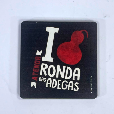 Suporte de bebida preto com texto e imagem em branco e vermelho