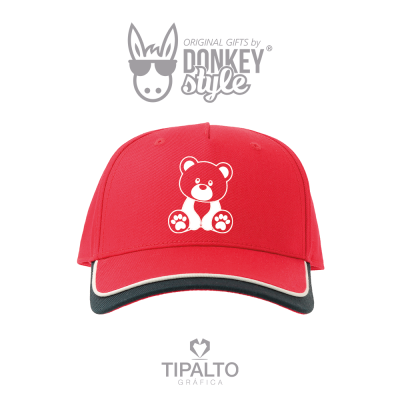 Boné vermelho com estampa de urso sentado