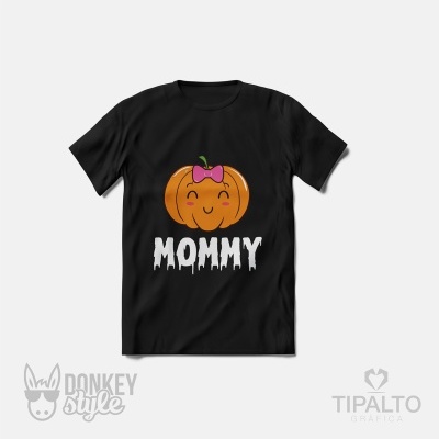 T-shirt preta com estampa de abóbora e texto MOMMY