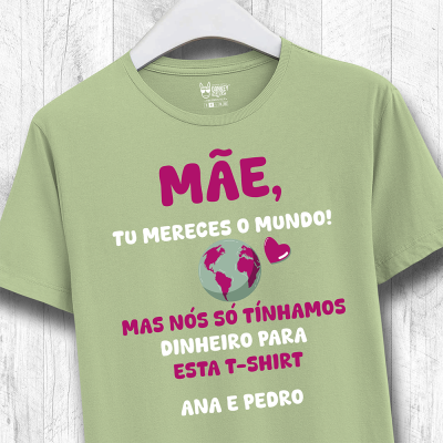 T-shirt verde clara com texto e imagem impressa para mães, pendurada num cabide branco