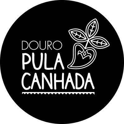 Logótipo branco com texto 'DOURO PULA CANHADA' e desenho de folhas em fundo preto
