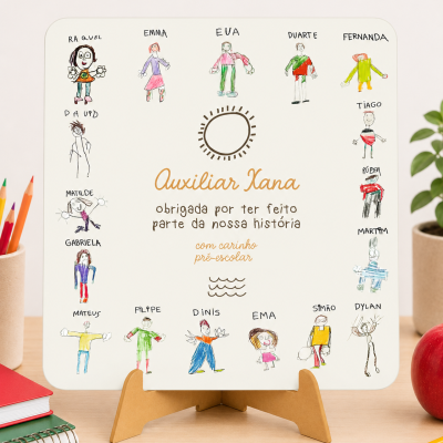 Placard com desenhos de crianças, texto dedicado a auxiliar Xana, suporte de madeira, lápis, cadernos e maçã