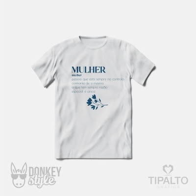 Camiseta branca com texto e desenho azul