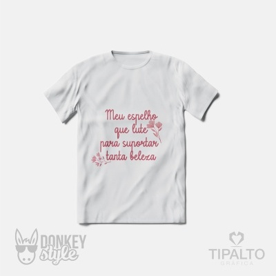 T-shirt branca com texto rosa e desenhos de flores