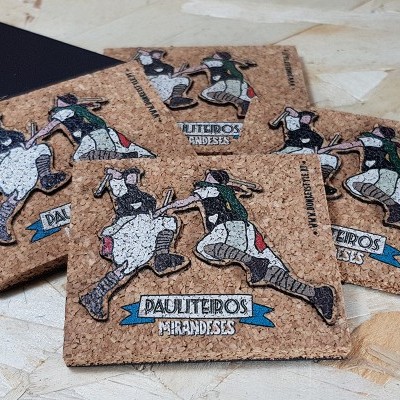 Cartões de cortiça com ilustrações de figuras atléticas e texto DAULTEROS FITNESS