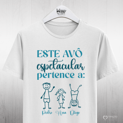 T-shirt branca com texto em azul e desenhos de crianças pendurada num cabide branco