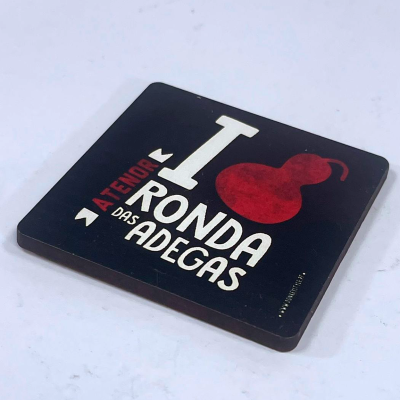 Porta-copo de madeira com texto e imagem de pimento