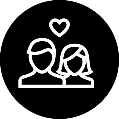 Ícone branco de um casal com coração num fundo preto