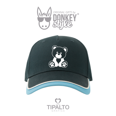 Boné preto com estampa de urso e aba azul clara