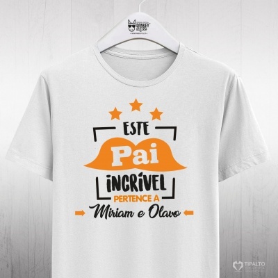 T-shirt branca com texto laranja e preto 'Este Pai Incrível pertence a Miriam e Olavo'