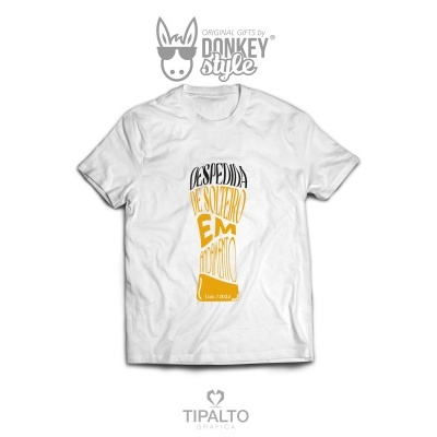 Camisola branca com design gráfico de copo de cerveja com texto na frente