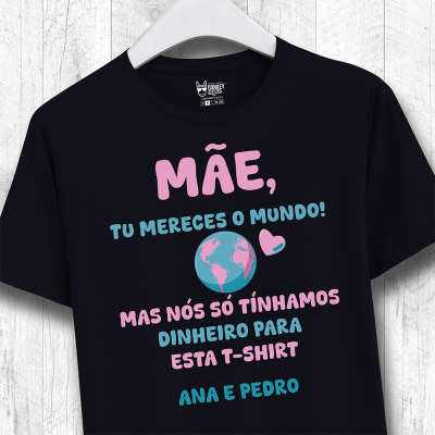 T-shirt preta com texto colorido e ilustração de globo