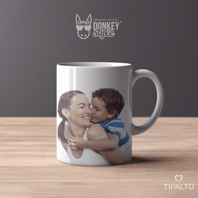 Caneca branca com foto de mulher e criança abraçados