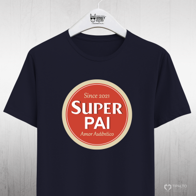 T-shirt preta com texto gráfico circular 'Since 2021 SUPER PAI Amor Autêntico'