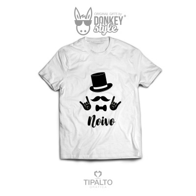 Camiseta branca com estampa preta de chapéu, bigode, gravata borboleta, mãos com sinal de rock e texto 'Noivo'.