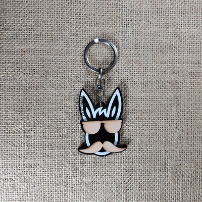 Porta-chaves com desenho estilizado de animal com bigode e óculos