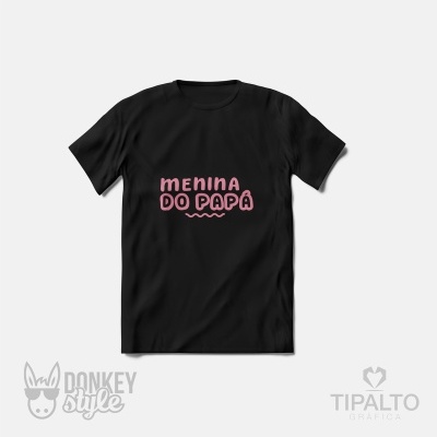 T-shirt preta com texto cor-de-rosa 'MENINA DO PAPÁ' no centro
