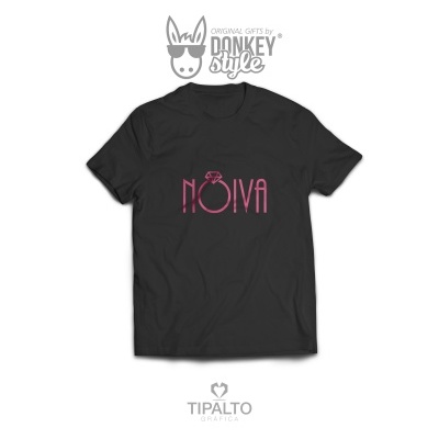 T-shirt preta com texto rosa NOIVA e desenho de anel