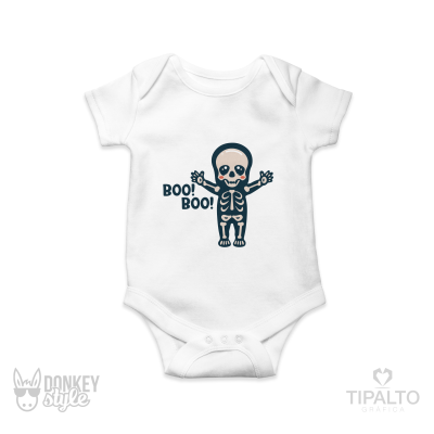 Body de bebé branco com estampa de esqueleto e texto 'BOO! BOO!' em azul escuro