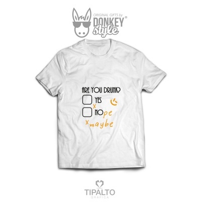 Camiseta branca com texto e caixas de seleção impressas em preto e laranja