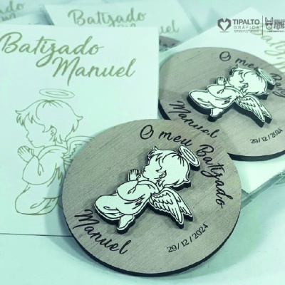 Discos de madeira redondos com anjo 3D e cartão de batizado com texto dourado