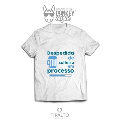 Camiseta branca com texto e imagem de caneca de cerveja em azul