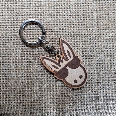 Porta-chaves com pendente em forma de cabeça de burro com óculos de sol em tecido de juta.