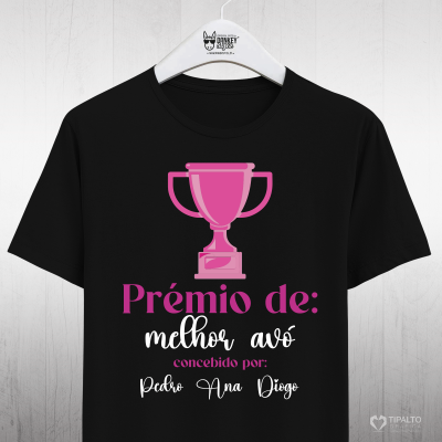 Camiseta preta com texto e troféu cor-de-rosa e branco numa cabide branca