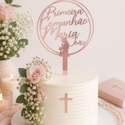 Bolo decorado para primeira comunhão com topper em rosa metálico e flores naturais