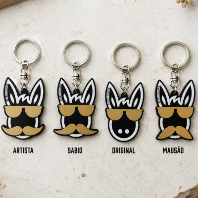 Porta-chaves coelho com óculos e bigode dourados em quatro versões nomeadas em fundo claro