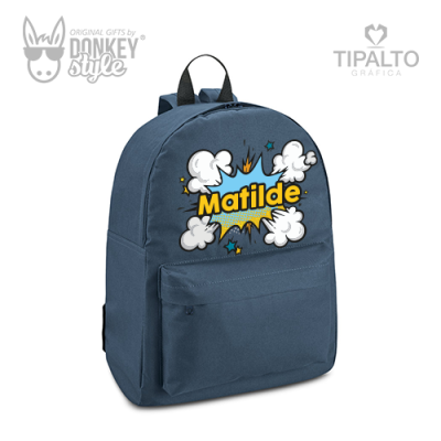 Mochila azul escura com nome Matilde em desenho de quadrinhos