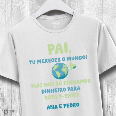 T-shirt branca com texto colorido em verde, azul e amarelo pendurada em cabide